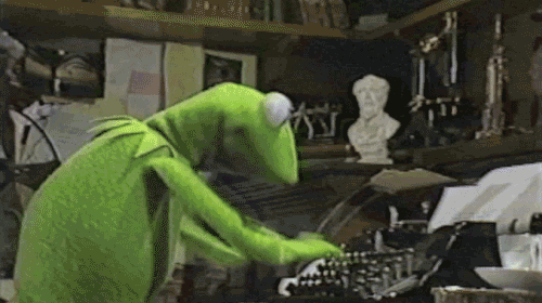 gif de Kermit la grenouille tappant frénétiquement sur une machine à écrire